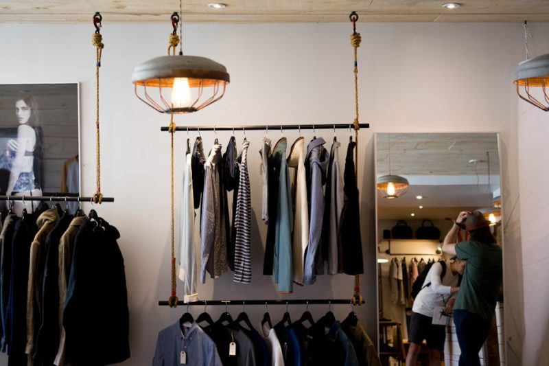 Jack & Jones deschide primul magazin fizic din România la Sibiu: Brandul danez al miliardarului Anders Holch Povlsen vine în retail