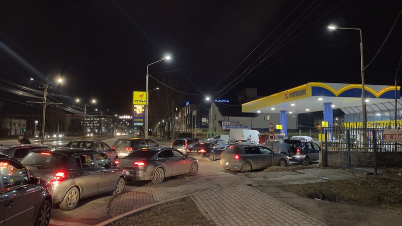 În benzinăriile din România vânzările au crescut de 3-4 ori: „Oamenii alimentează în canistre sau bidoane de 5 litri”