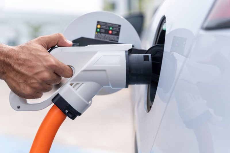Vânzările de automobile electrice au explodat pe principalele pieţe UE pe fondul scumpirii carburantului. Ce se întâmplă în România