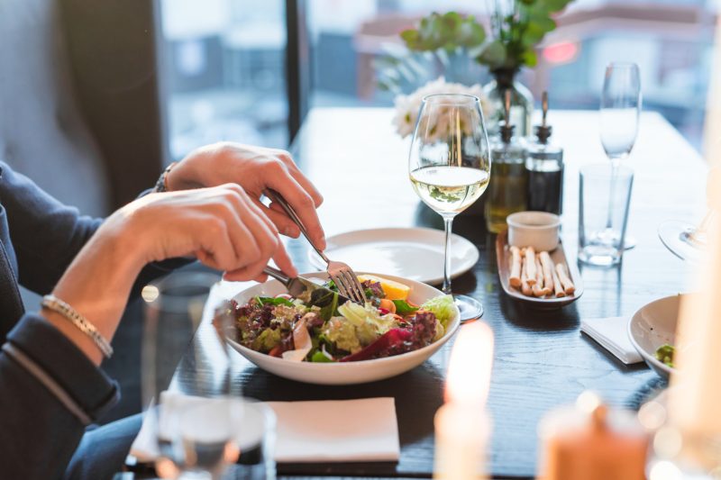Mai puțini clienți în restaurante și consum în scădere. Proprietar de afacere: „Nu mai discutăm de profitabilitate, discutăm de a atinge break-evenul”
