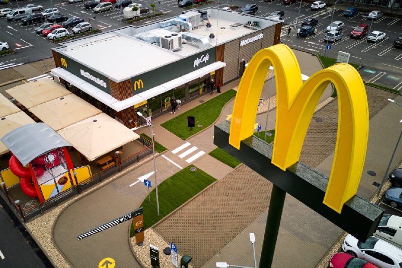 400.000 de români mănâncă în fiecare zi de la McDonald’s: câți bani a făcut în România, în 2025, cel mai mare lanț de fast-food