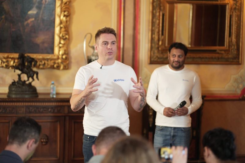 S-a lansat oficial aplicația eYou, platformă europeană de social media inițiată în România, alternativă la cele americane și chinezești