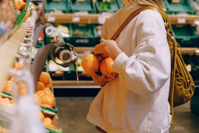 GRAFIC Românii strâng cureaua tot mai tare. Vânzările magazinelor și încasările benzinăriilor au scăzut