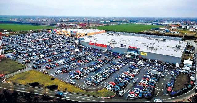 S-a întors roata. Când Real deschidea un hipermarket la Oradea, reţeaua locală La Cocoş nici nu exista. Astăzi, românii iau locul nemţilor în spaţiul inaugurat iniţial acum 18 ani