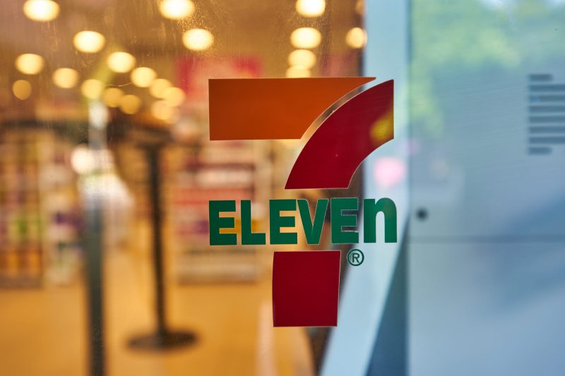 Grupul japonez care deţine magazinele 7-Eleven ar putea intra indirect pe piaţa din România. Gigantul negociază să preia Zabka, polonezii care au local reţeaua Froo