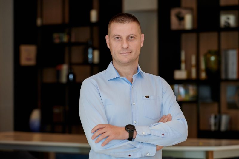 Analiză MerchantPro pentru primul semestru din 2026: Piaţa locală de e-commerce a stagnat ca număr de comenzi, dar a crescut cu 4% valoric. Electronicele au avansat cu 42%, în timp ce sectorul beauty a scăzut cu 20%