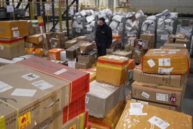 UE introduce o taxă vamală de 3 euro pentru coletele cu valoare redusă