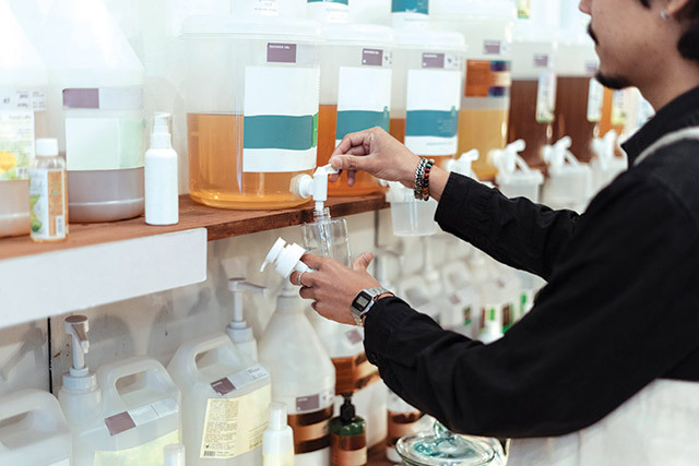Revoluţie în retail şi FMCG UE impune sistemul „refill“: Magazinele de peste 400 mp, obligate să vândă suc, bere, şampon şi detergent la vrac