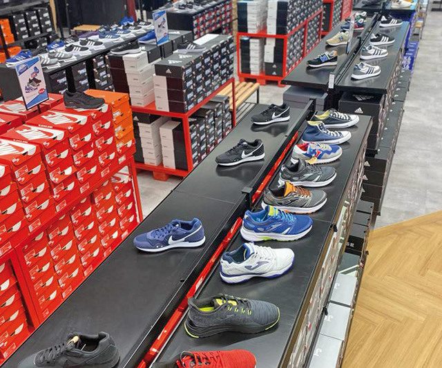 Brandul de magazine Sports Direct primeşte aproape 50 de noi spaţii prin finalizarea preluării Hervis