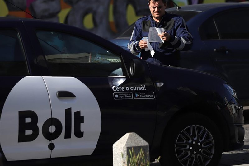 Bolt introduce un nou serviciu în România. Ce este TapBox, aparatul cu care oamenii își pot rezerva curse fără aplicație și fără internet