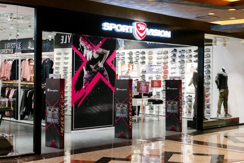 O nouă tranzacţie pe piaţa de echipamente sportive: Sport Vision vrea să preia magazinele Sizeer şi JD Sports. Jucătorul nou creat s-ar apropia de 1 mld. lei afaceri şi ar sufla în ceafa Decathlon