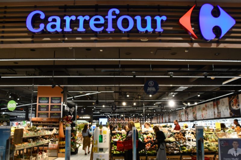 Decizia luată de Carrefour pentru magazinele sale din Cluj, Iași, Brașov și Oradea: va oferi mai multe alimente la preț redus